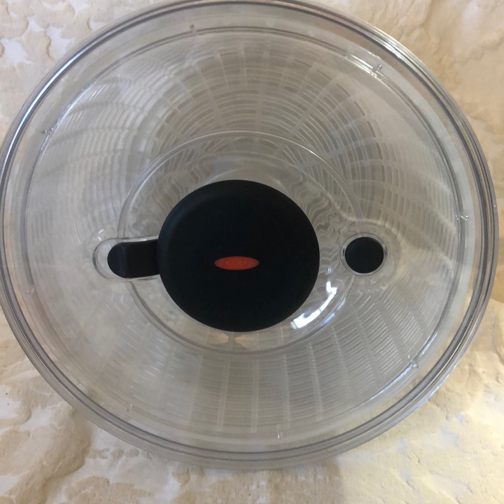 Oxo salad spinner